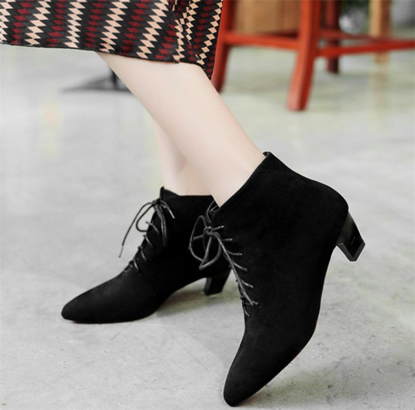 Стилни дамски обувки с нисък ток и връзки в ретро стил