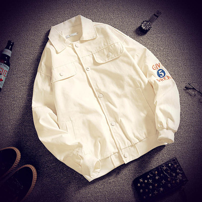 Ένα μπουφάν μπέιζμπολ κορυφαίας κατηγορίας με ένα κολάρο σε σχήμα O και μια πολύχρωμη εκτύπωση στην πλάτη