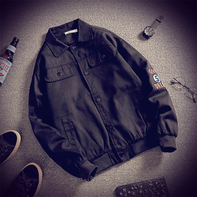 Ένα μπουφάν μπέιζμπολ κορυφαίας κατηγορίας με ένα κολάρο σε σχήμα O και μια πολύχρωμη εκτύπωση στην πλάτη