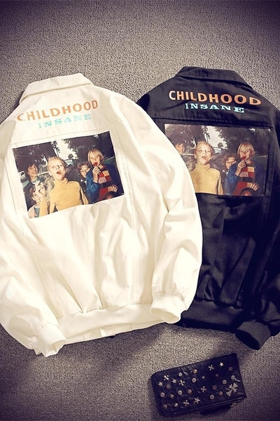 Ένα μπουφάν μπέιζμπολ κορυφαίας κατηγορίας με ένα κολάρο σε σχήμα O και μια πολύχρωμη εκτύπωση στην πλάτη