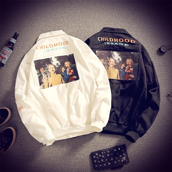 Ένα μπουφάν μπέιζμπολ κορυφαίας κατηγορίας με ένα κολάρο σε σχήμα O και μια πολύχρωμη εκτύπωση στην πλάτη