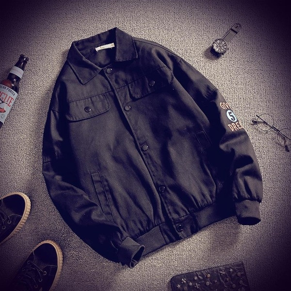 Ένα μπουφάν μπέιζμπολ κορυφαίας κατηγορίας με ένα κολάρο σε σχήμα O και μια πολύχρωμη εκτύπωση στην πλάτη