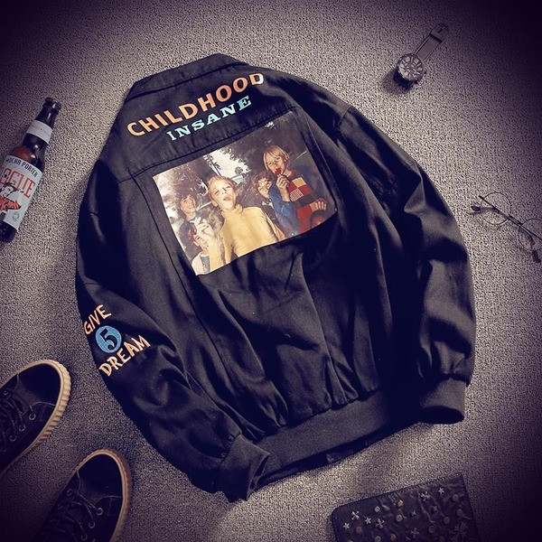 Ένα μπουφάν μπέιζμπολ κορυφαίας κατηγορίας με ένα κολάρο σε σχήμα O και μια πολύχρωμη εκτύπωση στην πλάτη