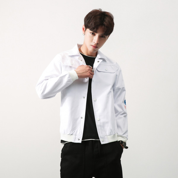 Ένα μπουφάν μπέιζμπολ κορυφαίας κατηγορίας με ένα κολάρο σε σχήμα O και μια πολύχρωμη εκτύπωση στην πλάτη