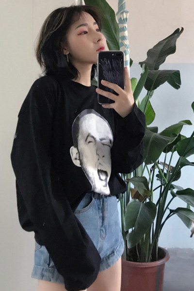 Ευρεία γυναικεία μπλούζα σε μαύρο χρώμα με εικόνα