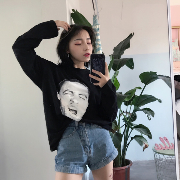 Ευρεία γυναικεία μπλούζα σε μαύρο χρώμα με εικόνα