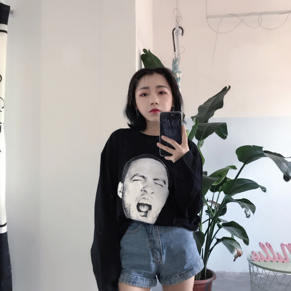 Ευρεία γυναικεία μπλούζα σε μαύρο χρώμα με εικόνα