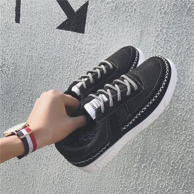 Μοντέρνα και κομψά αθλητικά πάνινα ανδρικά παπούτσια  με επίπεδη σόλα από καουτσούκ - 2 χρώματα