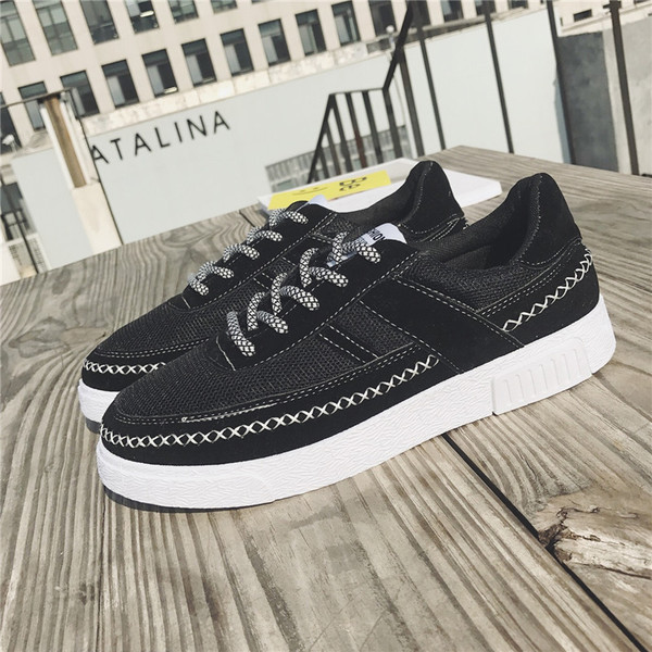 Μοντέρνα και κομψά αθλητικά πάνινα ανδρικά παπούτσια  με επίπεδη σόλα από καουτσούκ - 2 χρώματα