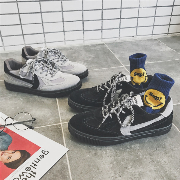 Casual  ανδρικά αθλητικά παπούτσια με μια επίπεδη σόλα από καουτσούκ και μοτίβο σταυροειδείς δεσμούς