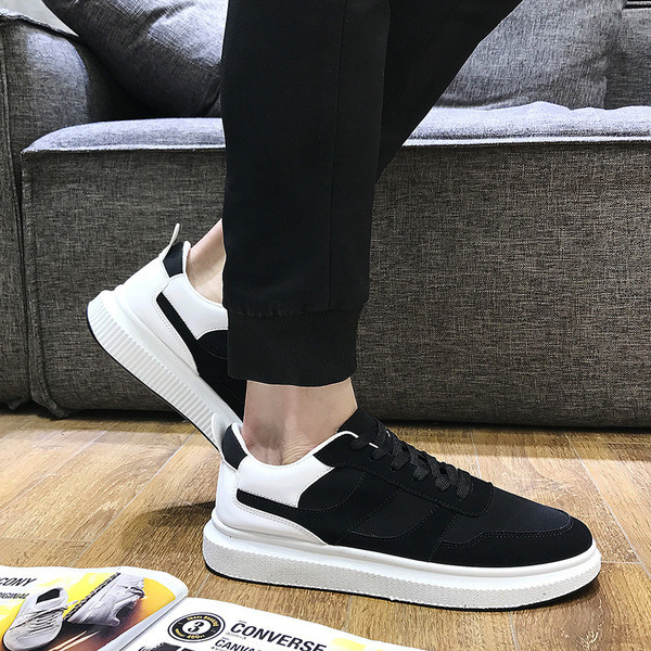 Κομψά αθλητικά ανδρικά παπούτσια με επίπεδη σόλα