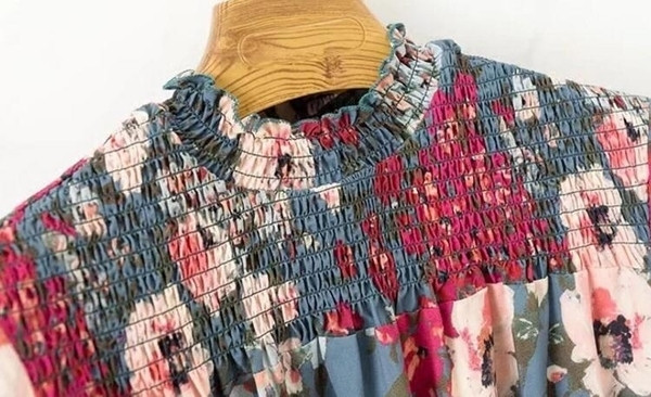 Αθλητικό κομψό γυναικείο φόρεμα με φυτικά μοτίβα, μακριά μανίκια και κολάρο σε σχήμα O