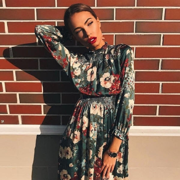Αθλητικό κομψό γυναικείο φόρεμα με φυτικά μοτίβα, μακριά μανίκια και κολάρο σε σχήμα O