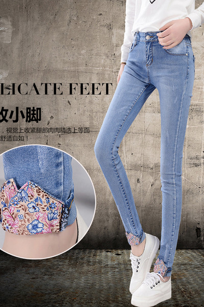 Κυρίες λεπτό τζιν με ενδιαφέρον στρίφωμα σε δύο χρώματα