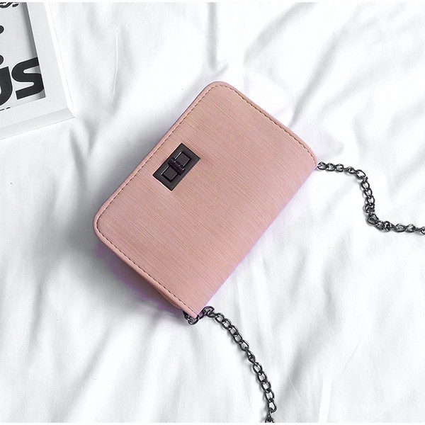 Μίνι θήκη σε τέσσερα χρώματα με μεταλλική λαβή