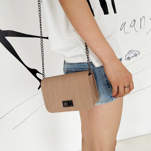 Μίνι θήκη σε τέσσερα χρώματα με μεταλλική λαβή