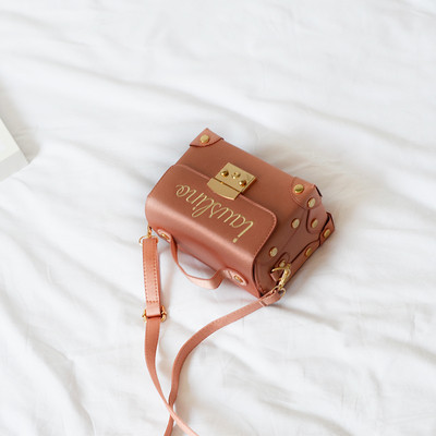 Κομψή τσάντα μίνι κυρίες σε διάφορα χρώματα με επιγραφή