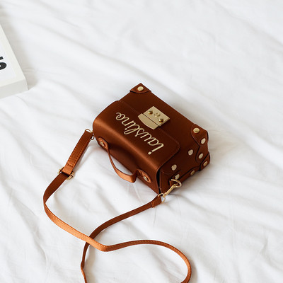 Κομψή τσάντα μίνι κυρίες σε διάφορα χρώματα με επιγραφή