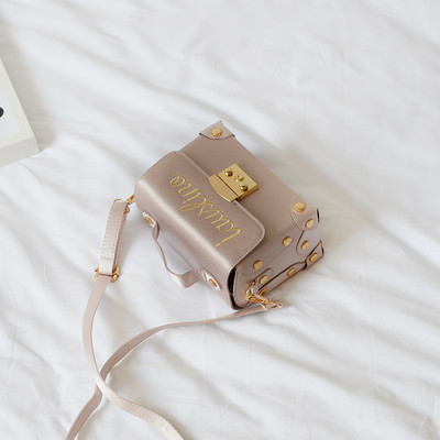 Κομψή τσάντα μίνι κυρίες σε διάφορα χρώματα με επιγραφή