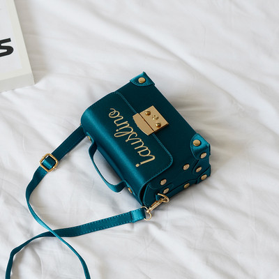 Κομψή τσάντα μίνι κυρίες σε διάφορα χρώματα με επιγραφή