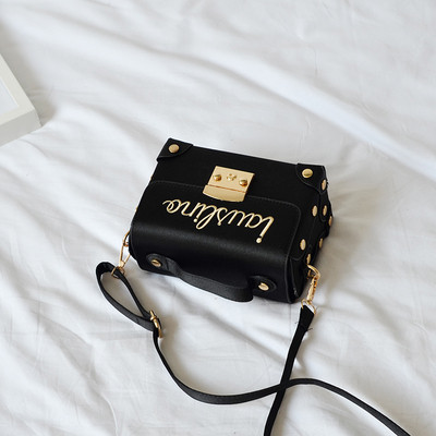 Κομψή τσάντα μίνι κυρίες σε διάφορα χρώματα με επιγραφή