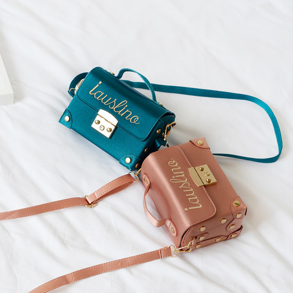 Κομψή τσάντα μίνι κυρίες σε διάφορα χρώματα με επιγραφή