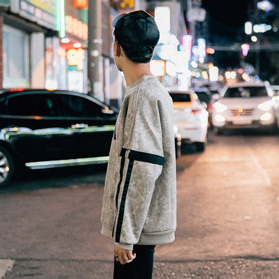 Η μπλούζα των ανδρών του φθινοπώρου-χειμώνα σε ένα ευρύ σχέδιο