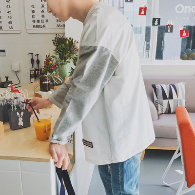 Κομψή μπλούζα άνδρας με χρωματιστά μανίκια και κολάρο σε σχήμα O