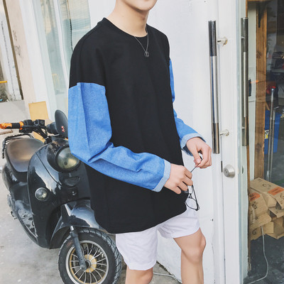 Κομψή μπλούζα άνδρας με χρωματιστά μανίκια και κολάρο σε σχήμα O