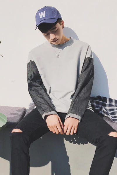 Κομψή μπλούζα άνδρας με χρωματιστά μανίκια και κολάρο σε σχήμα O