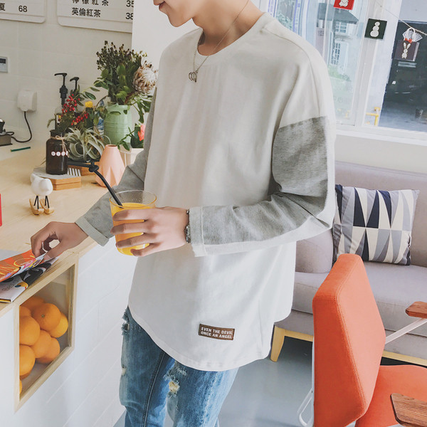 Κομψή μπλούζα άνδρας με χρωματιστά μανίκια και κολάρο σε σχήμα O