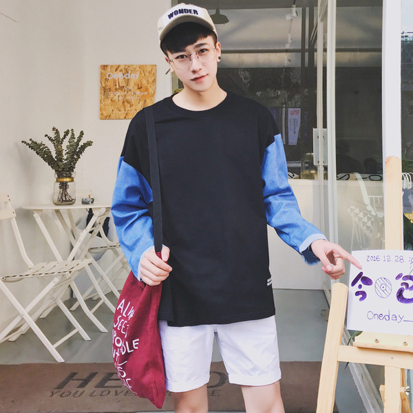 Κομψή μπλούζα άνδρας με χρωματιστά μανίκια και κολάρο σε σχήμα O