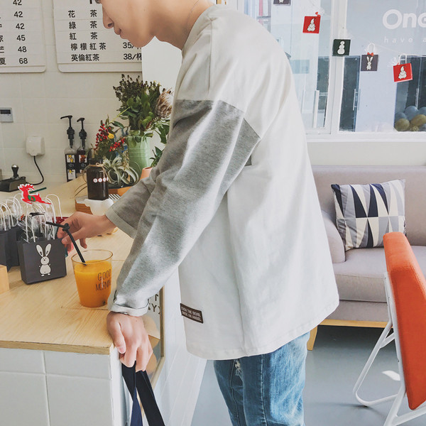 Κομψή μπλούζα άνδρας με χρωματιστά μανίκια και κολάρο σε σχήμα O