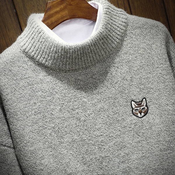 Μοντέρνο πουλόβερ από μαλλί με applicqué και ημι-υψηλό χαλαρό κολάρο σε σχήμα O