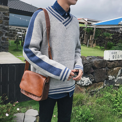 Πλεκτό πουλόβερ με τσέπη και κολάρο σε σχήμα V.