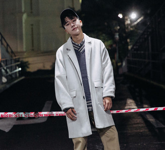 Ανδρικό φθινόπωρο-χειμωνιάτικο παλτό σε ευρύ σχέδιο