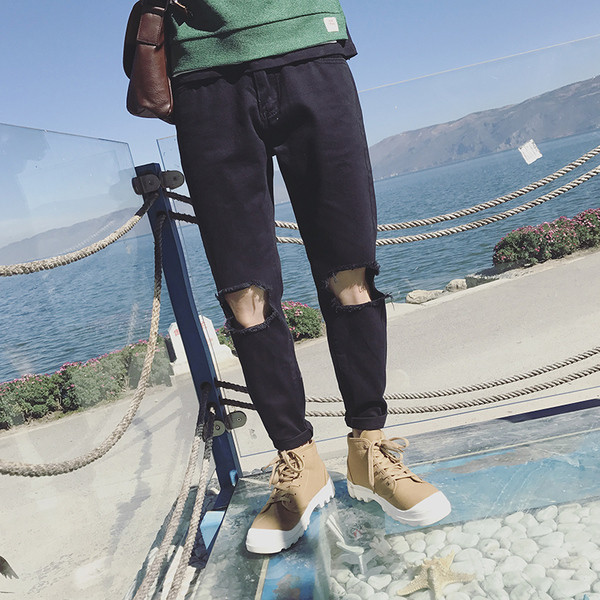 Κομψά τζιν ανδρών σχισμένα στα γόνατα