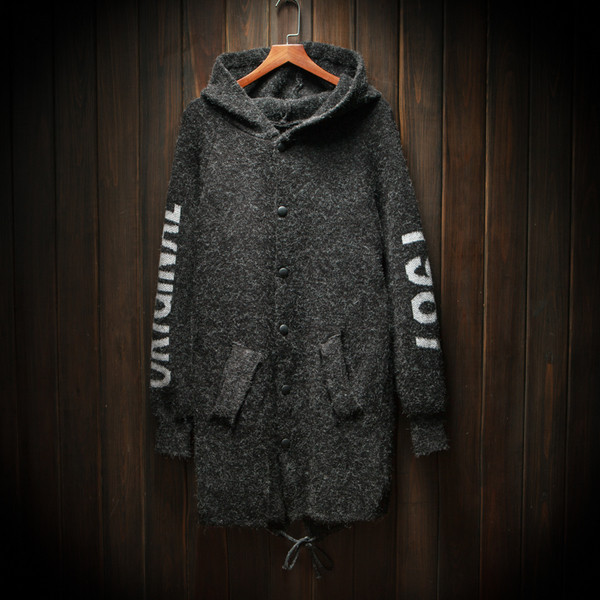 Κομψή μακρύ γιλέκο από μαλλί με καπέλο στην πλάτη και πρακτική κουκούλα