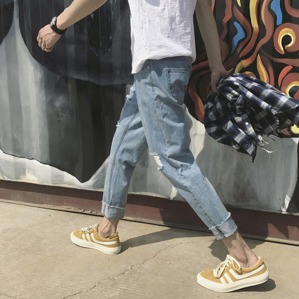 Ανδρικά τζιν σε ανοιχτόχρωμο χρώμα και ραγισμένα