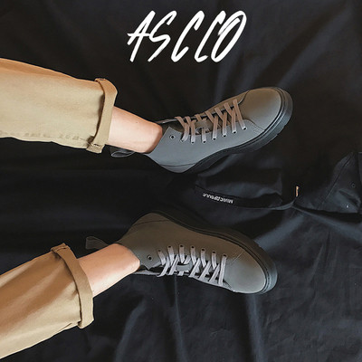 Κομψές ανδρικές μπότες σε απλό σχέδιο και σε τρία χρώματα