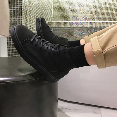 Κομψές ανδρικές μπότες σε απλό σχέδιο και σε τρία χρώματα