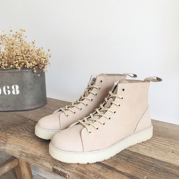 Κομψές ανδρικές μπότες σε απλό σχέδιο και σε τρία χρώματα