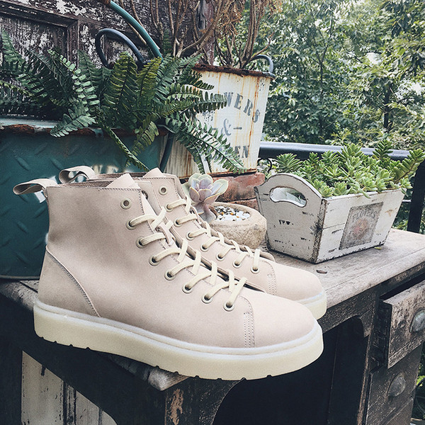 Κομψές ανδρικές μπότες σε απλό σχέδιο και σε τρία χρώματα