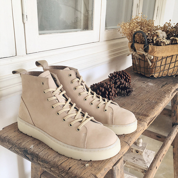 Κομψές ανδρικές μπότες σε απλό σχέδιο και σε τρία χρώματα