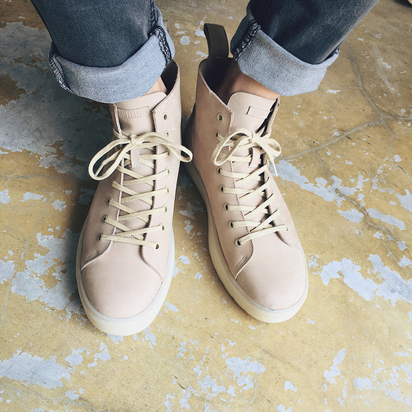 Κομψές ανδρικές μπότες σε απλό σχέδιο και σε τρία χρώματα