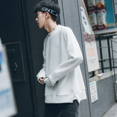 Πουλόβερ ανδρών σε ένα ευρύ σχήμα σχήματος O κολάρο