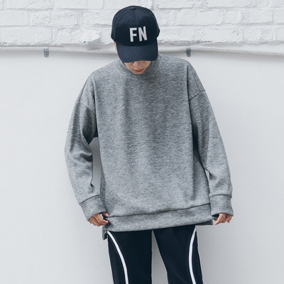 Πουλόβερ ανδρών σε ένα ευρύ σχήμα σχήματος O κολάρο