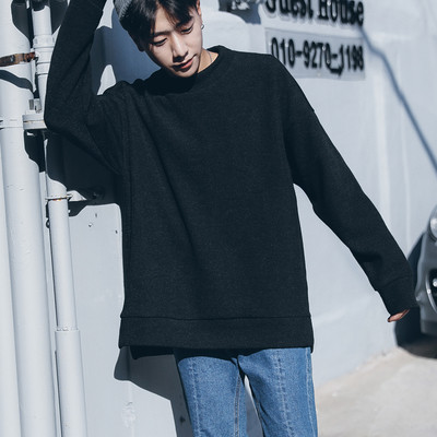 Πουλόβερ ανδρών σε ένα ευρύ σχήμα σχήματος O κολάρο