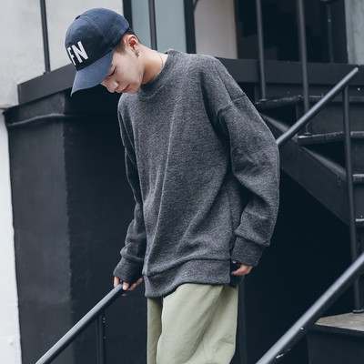 Πουλόβερ ανδρών σε ένα ευρύ σχήμα σχήματος O κολάρο