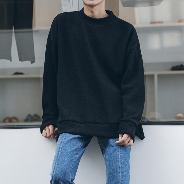 Πουλόβερ ανδρών σε ένα ευρύ σχήμα σχήματος O κολάρο